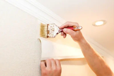 Pose de papier peint à Condamine — revêtements muraux et toiles de verre